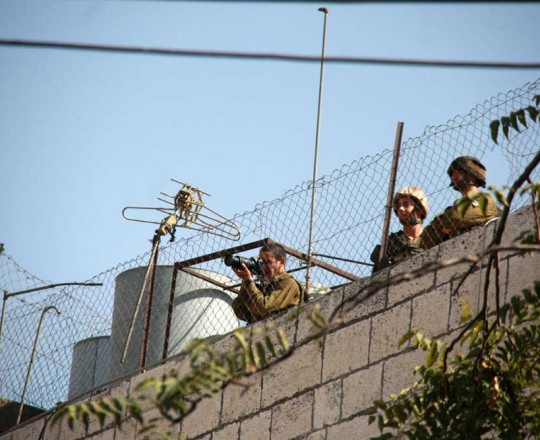 جنود الاحتلال في منطقة باب الزاوية بالخليل