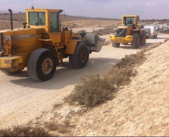 جرافات الاحتلال في طريقها لهدم منزل فلسطيني في النقب المحتل- ارشيف