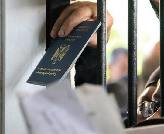 احدى المسافرات في معبر رفح البري