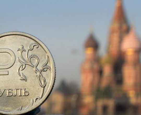 مجسم لعملة الروبل الروسي أمام كاتدرائية القديس باسيل وسط موسكو