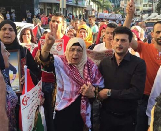 والدة الأسير بلال كايد وشقيقه في تظاهرة تضامنية معه