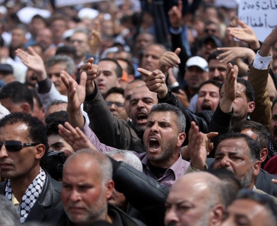 تعبيرية - تظاهرة لموظفي السلطة في قطاع غزة احتجاجاً على خصم 30 % من رواتبهم في وقت سابق