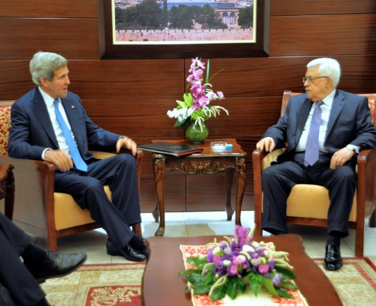 وزير الخارجية الامريكي جون كيري والرئيس محمود عباس