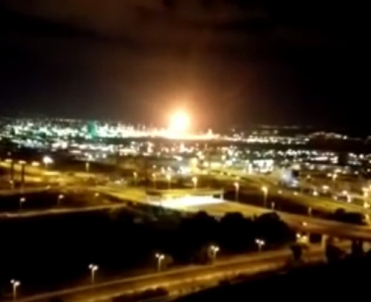 حريق ضخم بالقرب من مصافي النفط بحيفا المحتلة