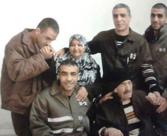 أم ناصر وأبنائها الأسرى 