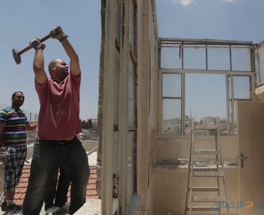 الاحتلال يجبر عائلة فلسطينية على هدم منزلها بالنقب
