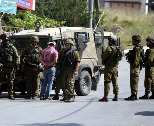 أرشيف: جنود الاحتلال يعتقلون مواطناً بالضفة