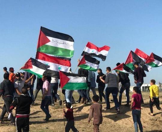 إصابات وقصف مدفعي في مسيرات العودة.. وقنص جندي