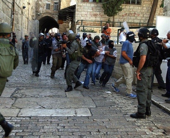 ارشيفية - عراك بين حراس الاقصى وقوات الاحتلال