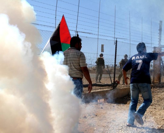 إصابات بالاختناق جراء قمع قوات الاحتلال للمسيرات الأسبوعية