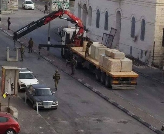 قوات الاحتلال تضع مكعبات إسمنتيّة على مدخل بيت لحم الشمالي