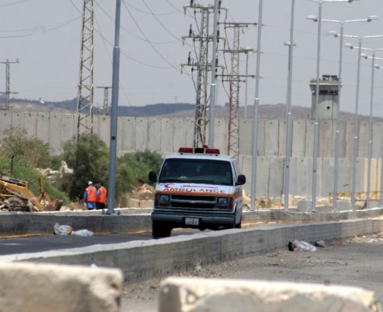 اسعاف قرب حاجز 