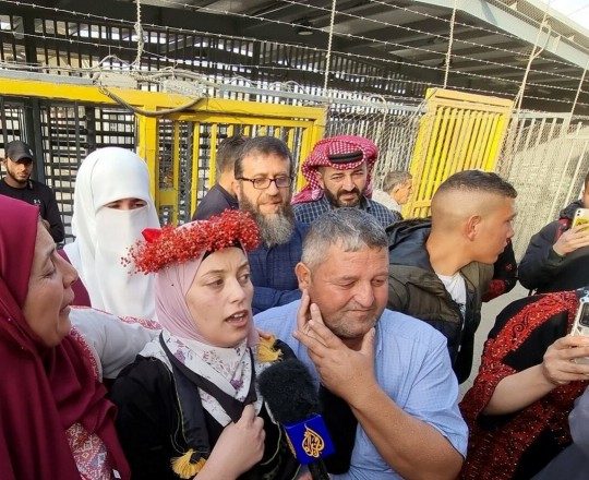 الأسيرة طقاطقة لحظة تحررها 