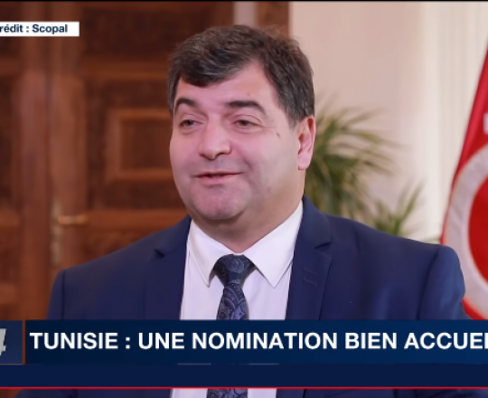 لقطة من المقابلة التي أجرتها القناة الصهيونية مع الوزير التونسي روني طرابلس