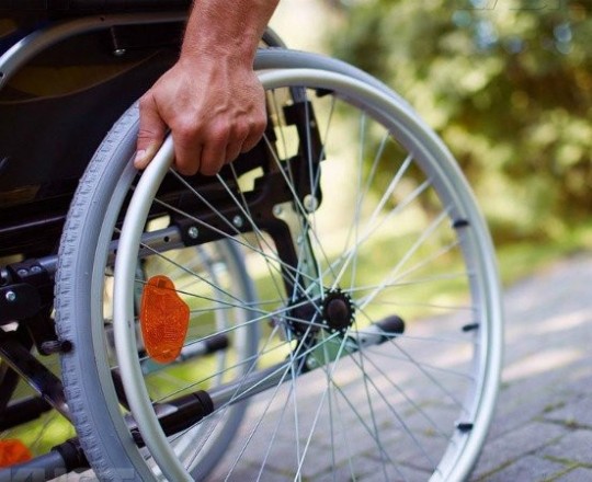  تم تدريب المرضى على الوقوف والحركة والمشي فترة امتدت لأشهر  (تعبيرية)