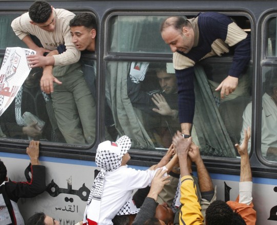 لحظة الإفراج عن أسرى فلسطينيين من داخل السجون "الإسرائيلية"