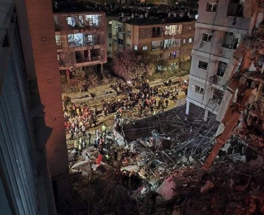 دمار في المباني جراء الصاروخ الي ضرب منطقة عراد بالنقب