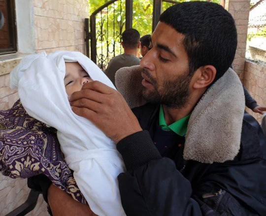 آخر صورة للشهيدة الرضيعة صبا أبو عرار مع والدها.. استشهدت مع أمّها الحامل جراء غارة صهيونية شرق قطاع غزة