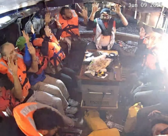 لحظة اختطاف نشطاء سفينة مادلين