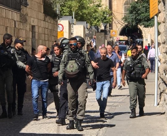 جنود الاحتلال يعتقلون الشاب مجد دويك من داخل الأقصى بعد الاعتداء عليه- وكالات