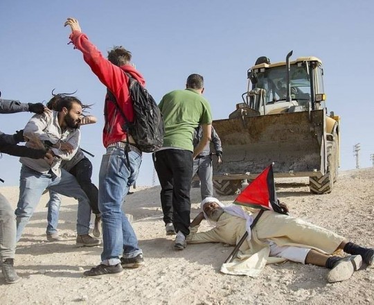 نشطاء في مواجهة آليات الاحتلال في خان الأحمر - ارشيف
