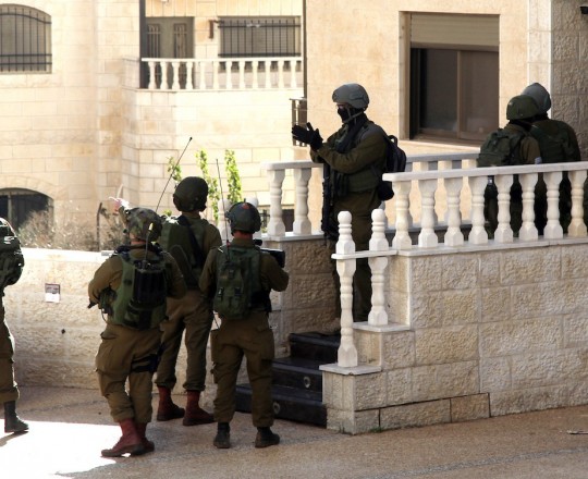 الاحتلال يقتحم منازل الفلسطينيين 