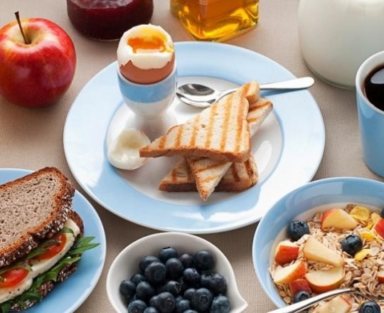 وجبة الإفطار تشكل أكثر من 20% من إجمالي السعرات الحرارية اليومية 
