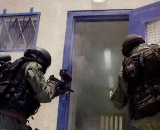 قوات "متسادا" تقتحم سجن عسقلان وتُحطّم مقتنيات الأسرى