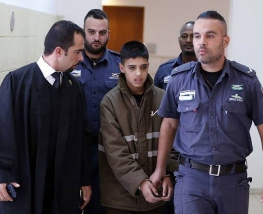 المحامي طارق برغوث (يسار الصورة) كان يتولى ملف الأسير القاصر أحمد مناصرة.. أحد أبرز أيقونات انتفاضة القدس الشعبية 2015