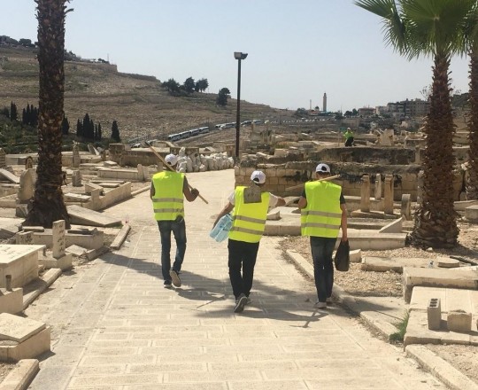 الفلسطينيّون يُجهّزون المسجد الأقصى لاستقبال شهر رمضان