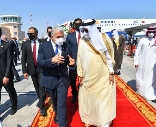 وزير الخارجية الصهيوني يائير لابيد يصل البحرين
