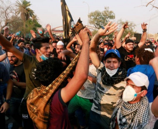 من المظاهرات التي انطلقت في البصرة منذ أيام - وكالات