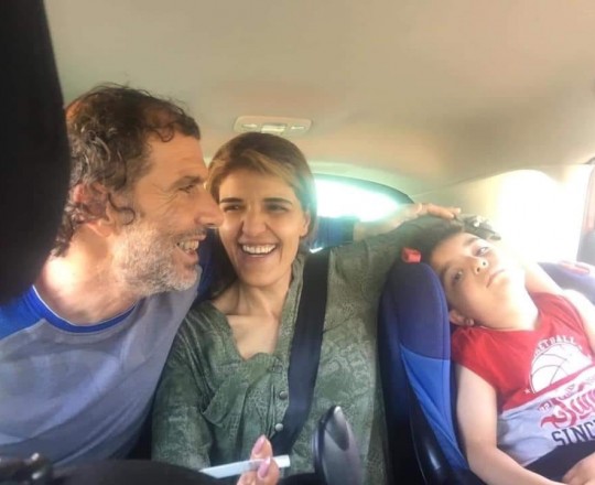 لحظة تحرر الأسير صلاح ولقاءه زوجته وطفله علي