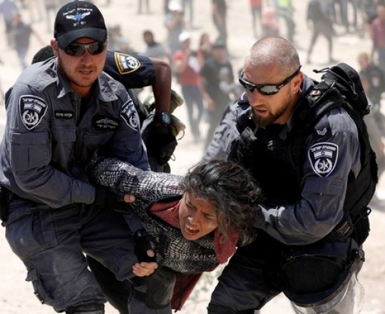 جنود يعتقلون فتاة فلسطينية في الخان الأحمر