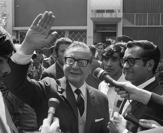  سلفادور أليندي يلوح بالمهنئين أمام منزله في 24 أكتوبر 1970 ، بعد وقت قصير من التصديق عليه ليصبح رئيسًا لتشيلي