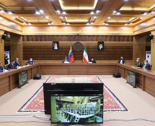 الرئيسان الإيراني والفنزويلي يشهدان مراسم إبحار ثاني ناقلة نفط إيرانية إلى فنزويلا