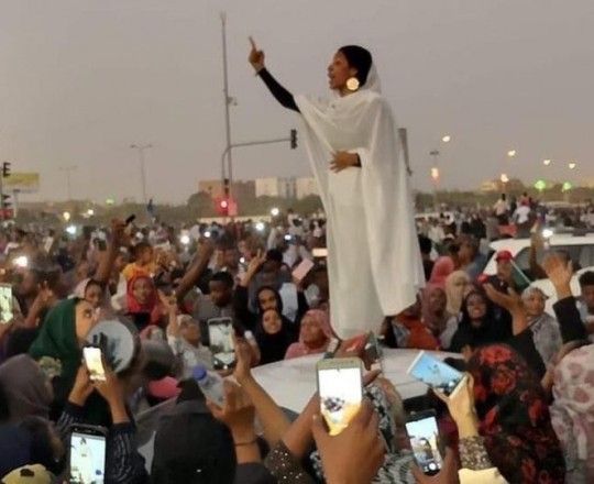 المتظاهرة السودانية 