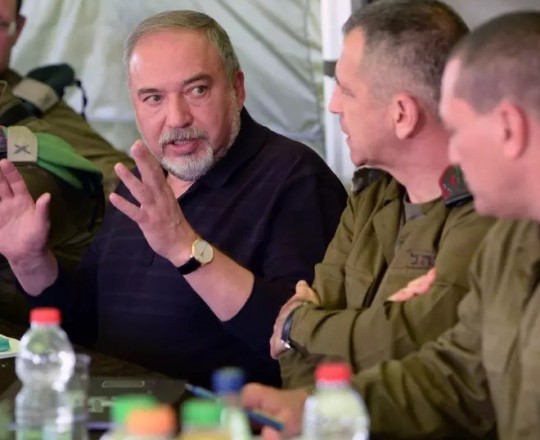 ليبرمان مع ضباط جيش العدو في الجبهة الجنوبية.jpg