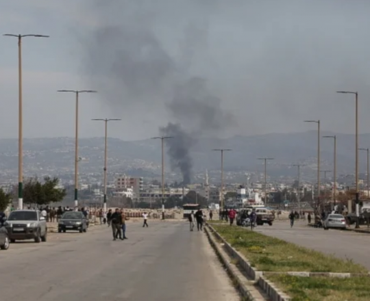 تصاعد أعمدة الدخان إثر اشتباكات في بانياس عند الساحل السوري
