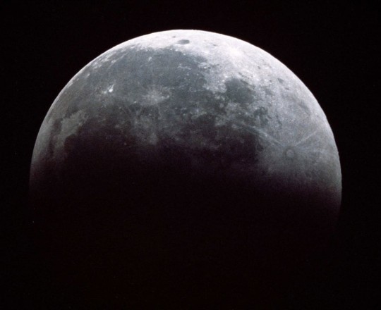 خسوف جزئي للقمر في سماء فلسطين الثلاثاء القادم