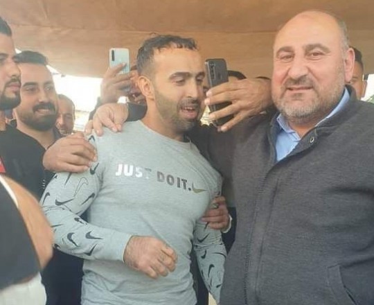 لحظة تحرر الأسير أبو زر 
