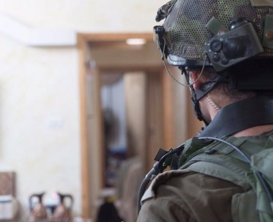 الاحتلال يداهم مكتب مفتشي المحافظة في البلدة القديمة بالخليل