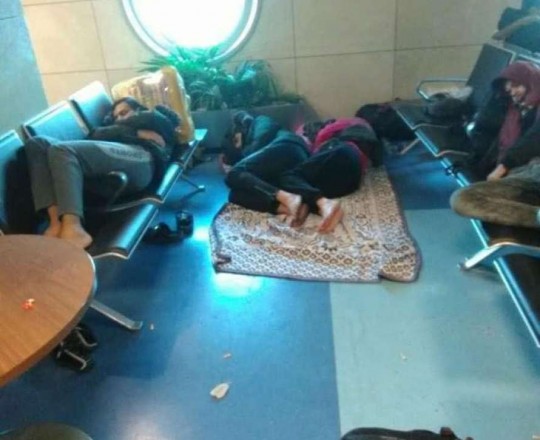 من العالقين 