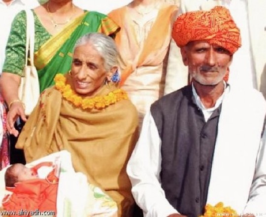 أرشيف - صورة لأب وأم هنديين أصبحا والديْن في العام 2009، بعد أن أنجبت الأم طفلتها في السبعين من العمر، عن طريق تقنية الاخصاب الأنبوبي عام 2009