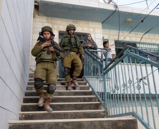ارشيفية - جنود الاحتلال اثناء اقتحام احد منازل مدينة الخليل