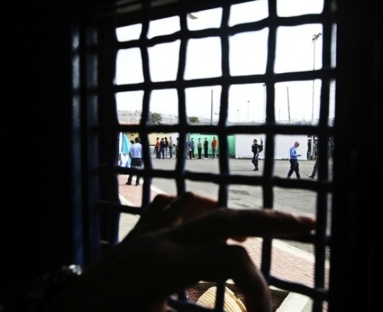 تعبيرية.. معاناة الأسرى في زنازين الاحتلال