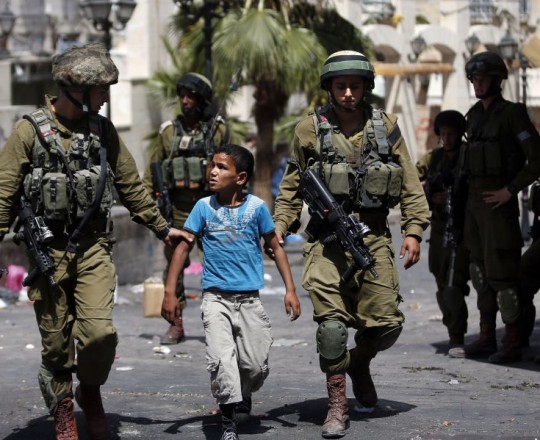 جنود الاحتلال يعتقلون طفلاً فلسطينياً