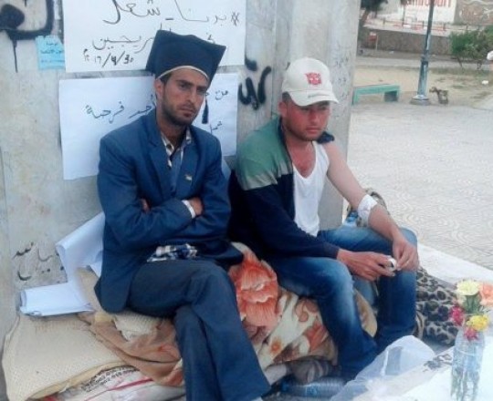 صورة أرشيفية لاثنين من الخريجين المضربين عن الطعام