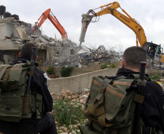 أرشيف: جرافات الاحتلال تهدم منزلا بالضفة