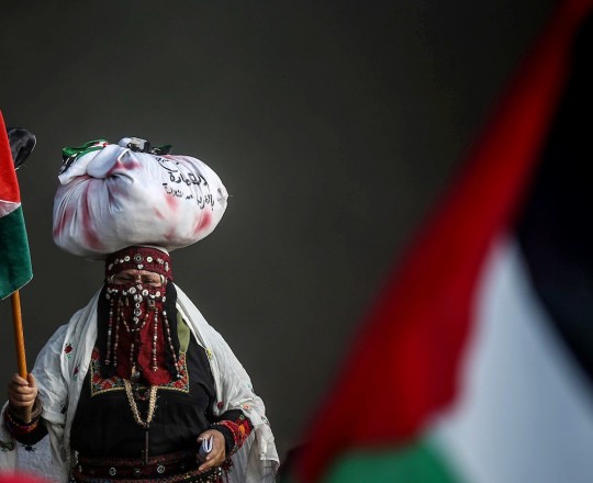سيدة فلسطينية تشارك في مسيرة العودة